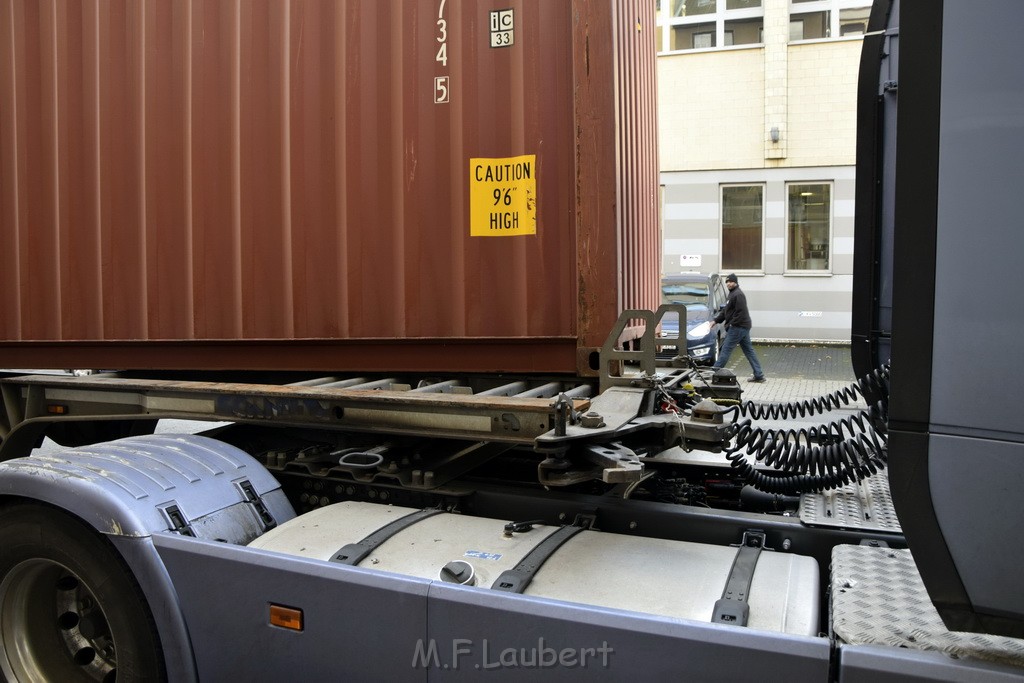 LKW gegen Bruecke wegen Rettungsgasse Koeln Muelheim P09.JPG - Miklos Laubert